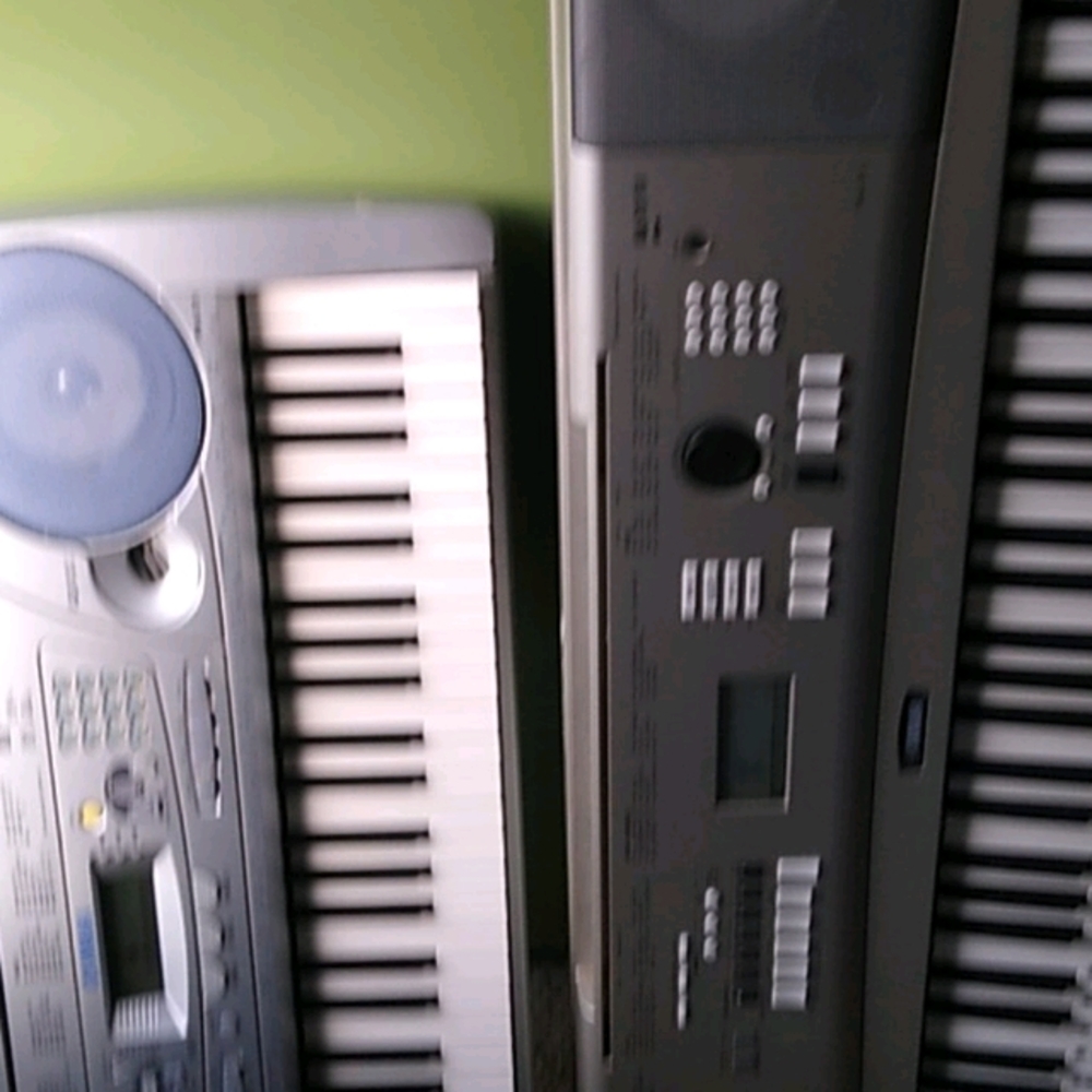 Two keyboards Yamaha PSR 275 and a ypg 235